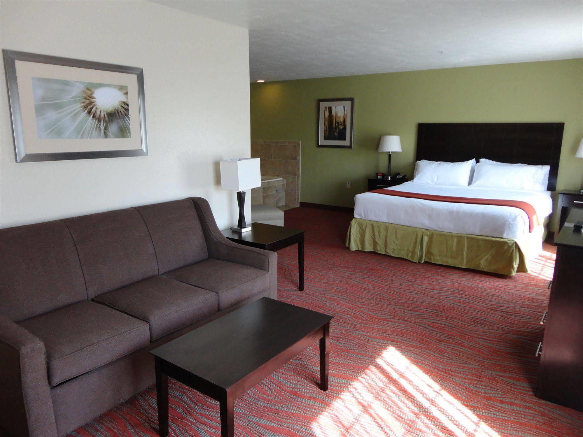 Holiday Inn Express & Suites Indianapolis North - Carmel By Ihg Exterior photo